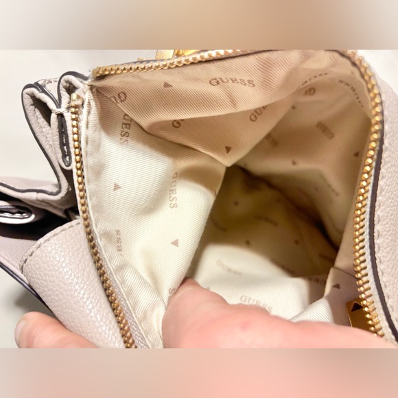 Guess cross body purse. - Picture 6 of 9